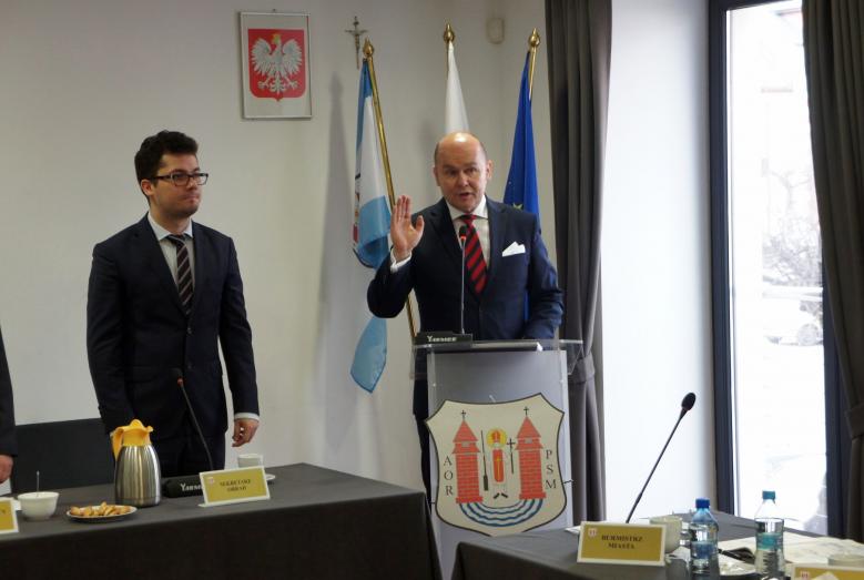 Burmistrz Sławomir Kowalewski składa ślubowanie