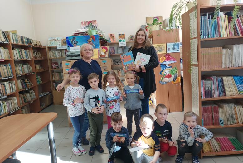 Przedszkolaki z grupy VI MPS nr 2 z wizytą w bibliotece szkolnej