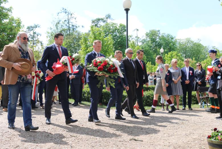 Kwiaty składają przedstawiciele samorządu Miasta Mława