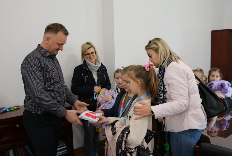 Uczniowie klasy Ib wręczają burmistrzowi Piotrowi Jankowskiemu laurki