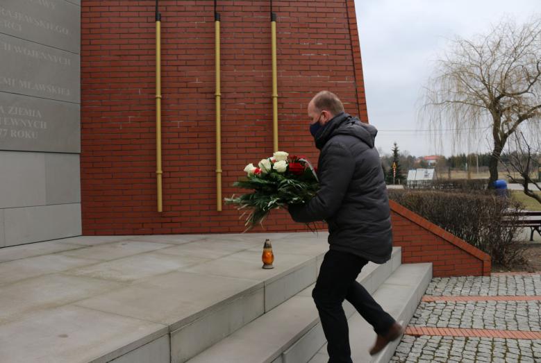 Zastępca Burmistrza Miasta Mława Szymon Zejer składa kwiaty pod kopcem Kościuszki