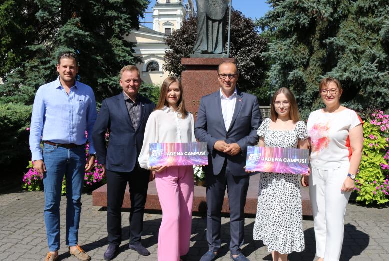 wręczenie zaproszeń
