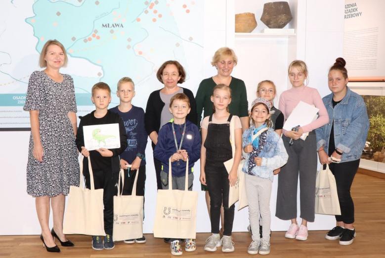 Uczestnicy wakacyjnych zajęć w Muzeum Ziemi Zawkrzeńskiej