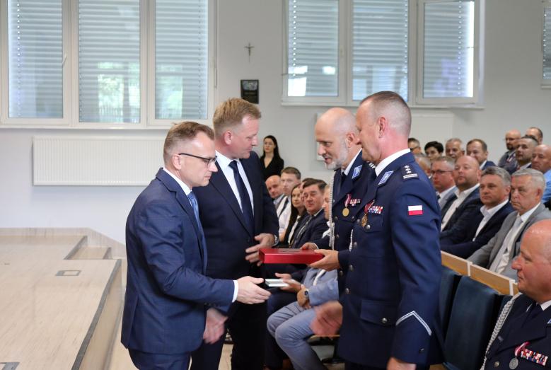 wręczenie pamiątkowego dyplomu grawerowanego