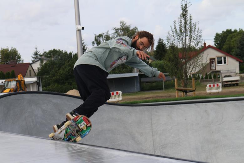 skater na skateparku