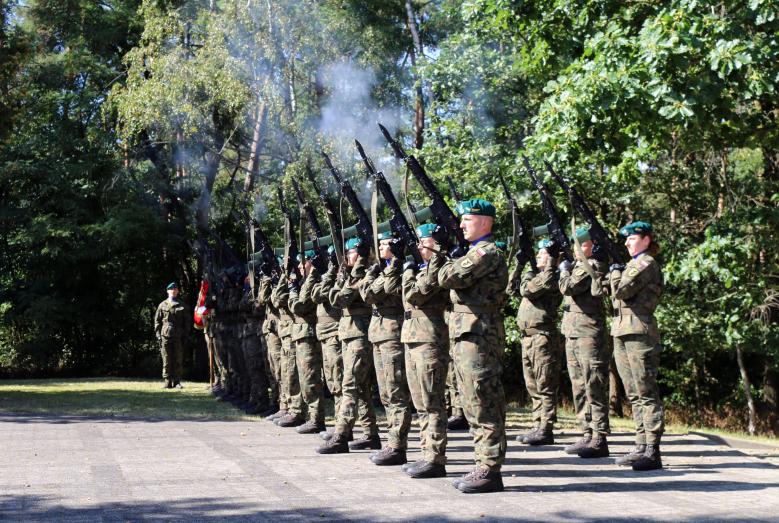 Salwa honorowa żołnierzy 20 Bartoszyckiej Brygady Zmechanizowanej