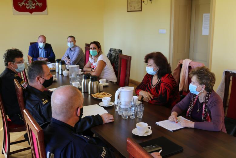 Członkowie Miejskiego Zespołu Zarządzania Kryzysowego oraz przedstawiciele służb i organizacji społecznych na spotkaniu w Urzędzie Miasta Mława