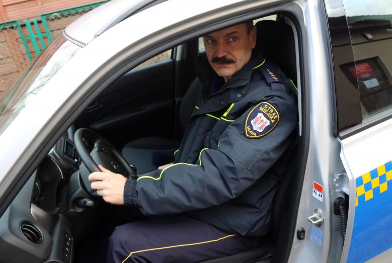 Strażnik miejski w suzuki vitarze