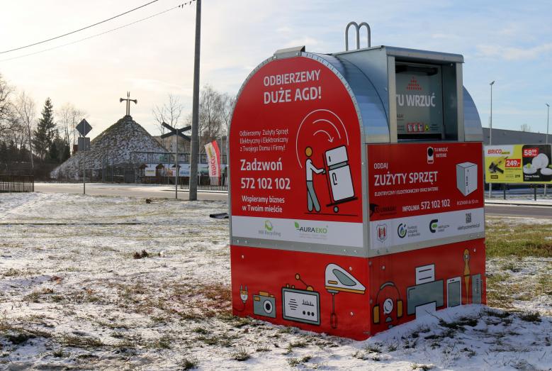 czerwony pojemnik na elektroodpady