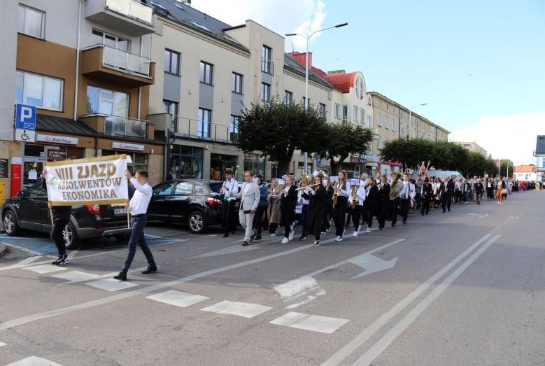 przemarsz ulicami miasta