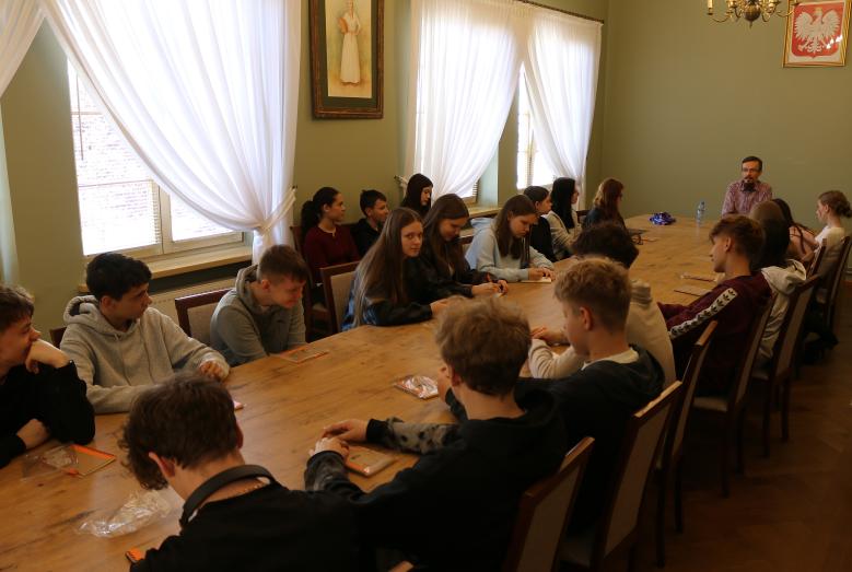 Uczniowie klasy VIII b ze Szkoły Podstawowej nr 3 w Mławie wzięli udział w wyjątkowych zajęciach z doradztwa zawodowego