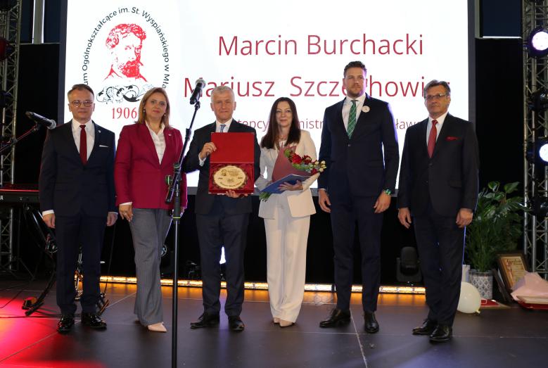 Przedstawiciele samorządu Miasta Mława z dyrekcją I LO