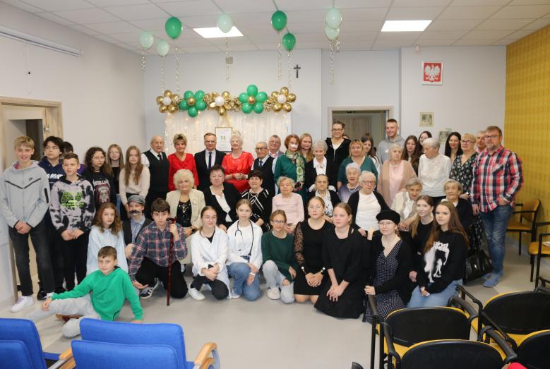 uczestnicy uroczystości w Dziennym Domu Senior +