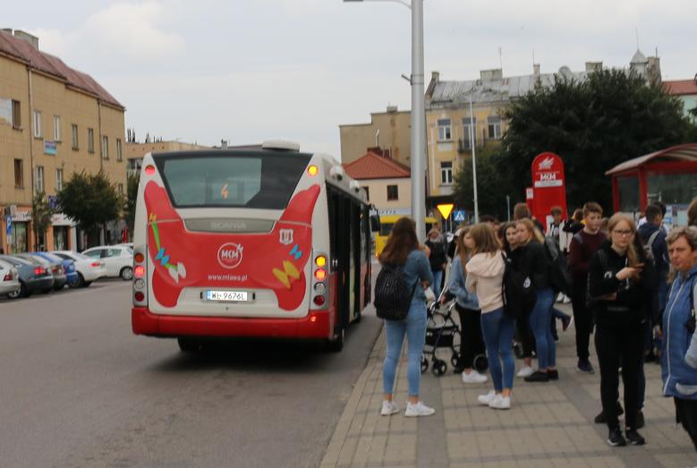 Autobus MKM na przystanku