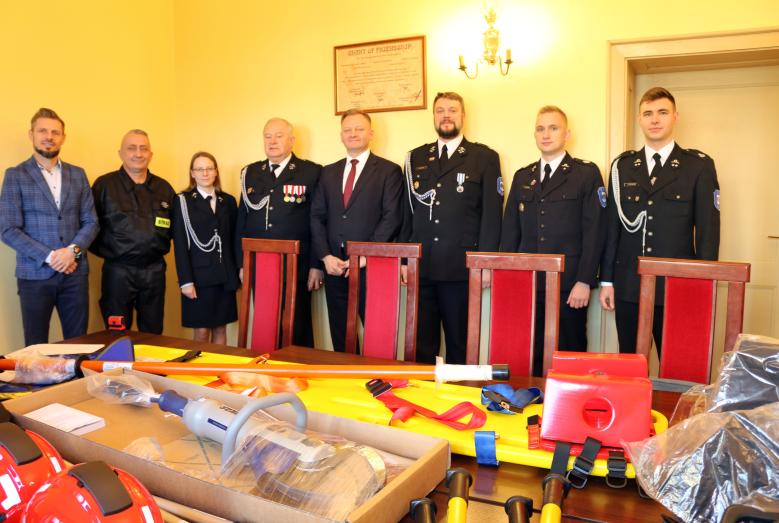 Burmistrz Miasta Mława Piotr Jankowski i przedstawiciele mławskich OSP