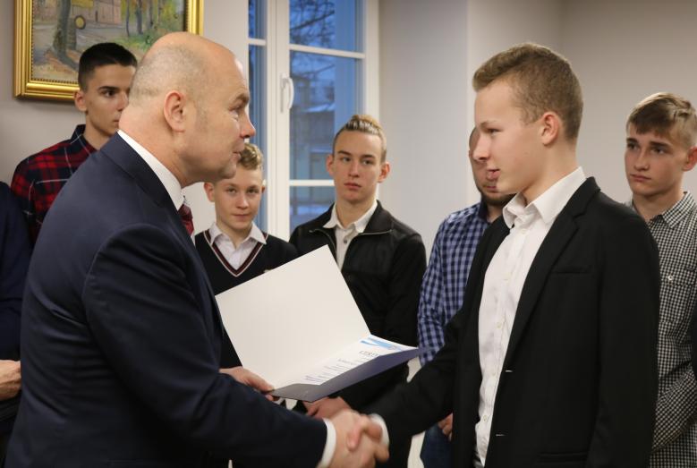 Burmistrz nagrodził zdolną młodzież