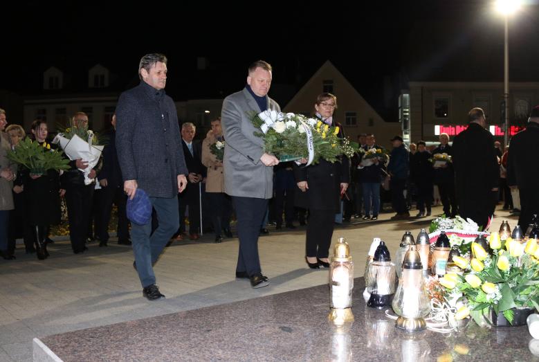 Przedstawiciele Miasta Mława składają kwiaty przy pomniku św. Jana Pawła II