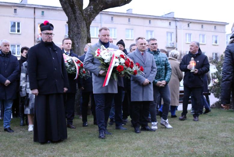 składanie wiązanek kwiatów przy dębie poświęconym ofiarom katastrofy