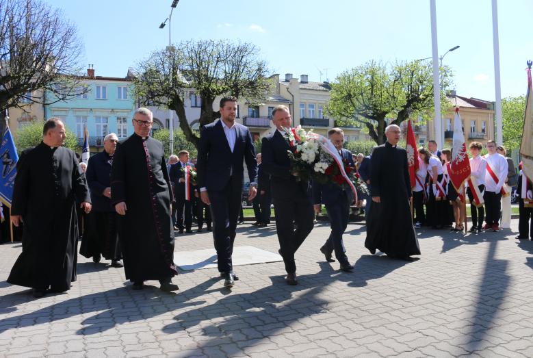 składanie kwiatów przy pomniku św. Wojciecha