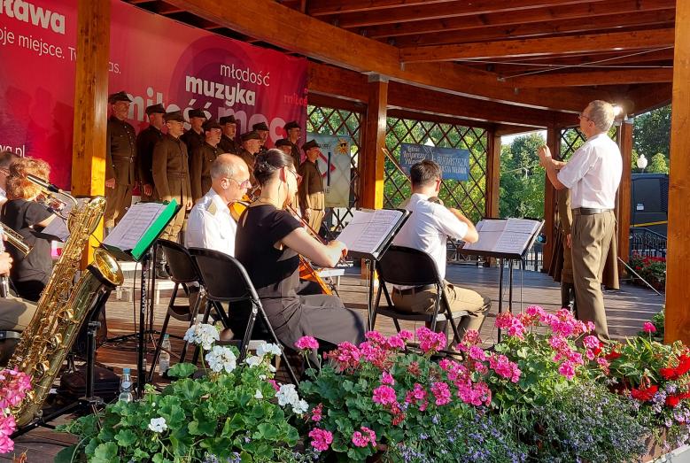 Koncert Reprezentacyjnego Zespołu Artystycznego Wojska Polskiego na estradzie w parku miejskim w Mławie