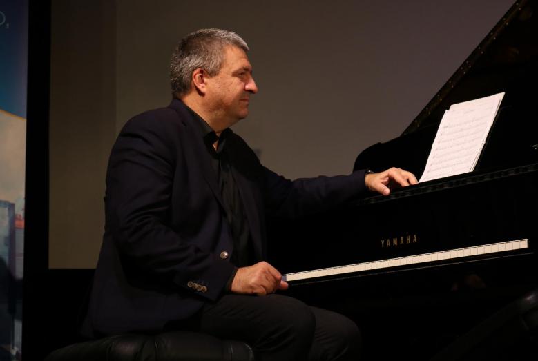 Kuba Stankiewicz przy fortepianie
