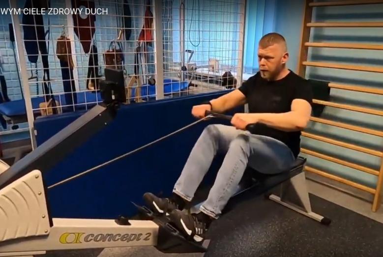 Mężczyzna ćwiczący w gabinecie fizykoterapeutycznym