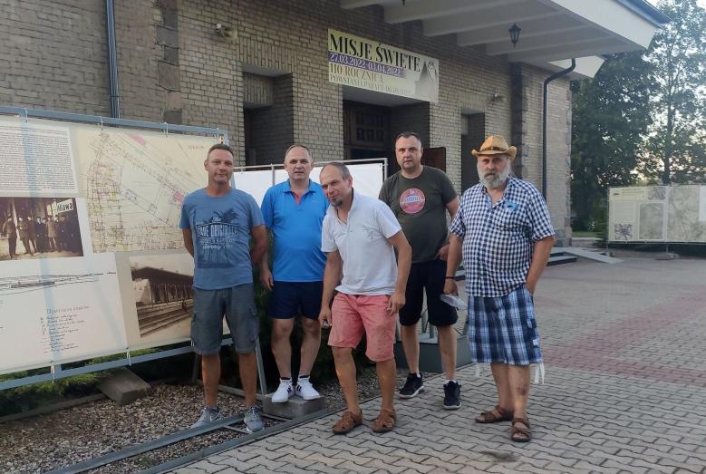 Przedstawiciele Stowarzyszenia Mława Miasto Zabytkowe przy wystawie przed kościołem pw. Przemienienia Pańskiego