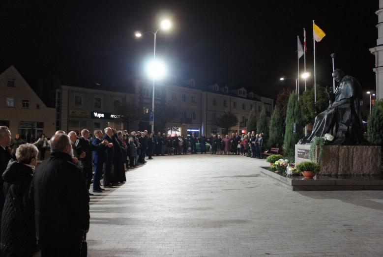 Mławianie przy pomniku Jana Pawła II