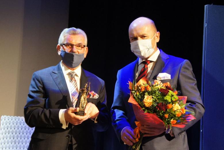 Mławianin Roku 2019 Jan Łukasik i Burmistrz Miasta Mława Sławomir Kowalewski_0.jpg 366