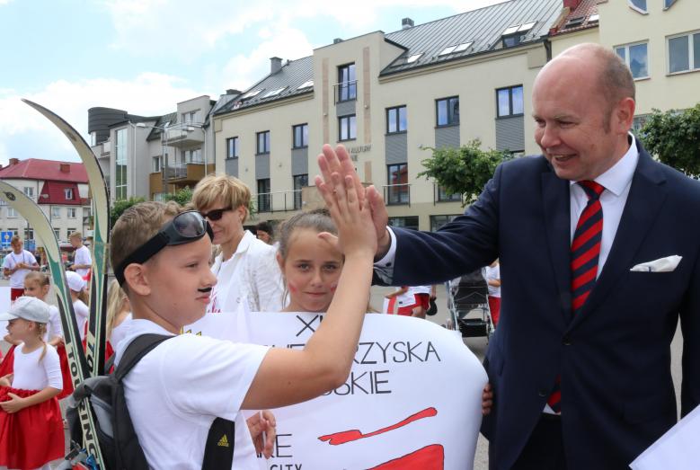 Burmistrz Sławomir Kowalewski z uczniami