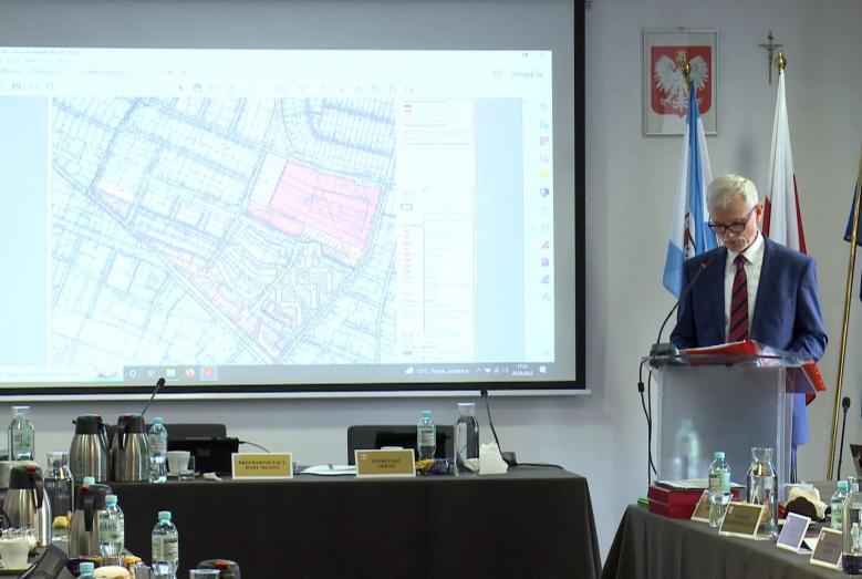 Naczelnik Wydziału Gospodarki Nieruchomościami i Planowania Przestrzennego Urzędu Miasta Mława Marek Polak prezentuje projekt uchwały