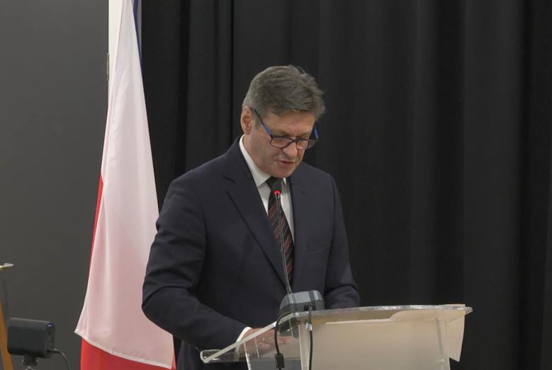 Treść projektów uchwał przedstawia podczas sesji Rady Miasta Mława 25 listopada 2024 r. Zastępca Burmistrza Miasta Mława Mariusz Szczechowicz