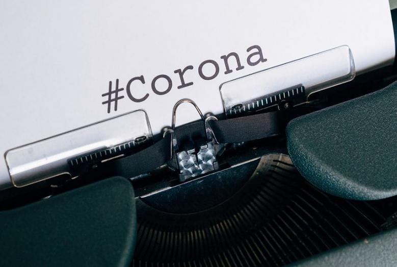 Maszyna do pisania z włożoną kartką z napisem Corona