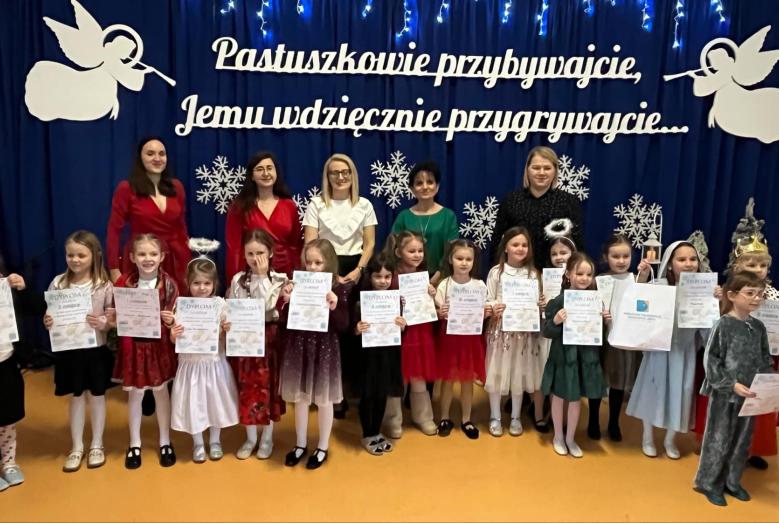 Konkurs kolęd i pastorałek. Brawo Zuzia! Brawo Kaja! z MPS nr 3