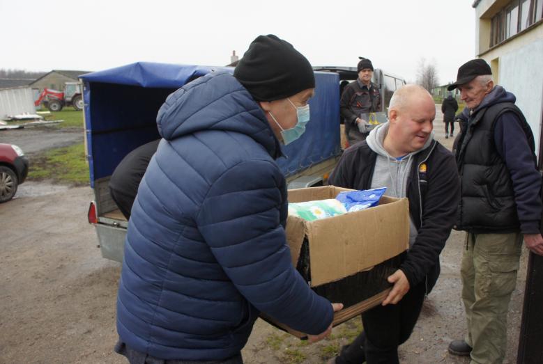 Rozładunek darów na terenie schroniska Mar-Kot
