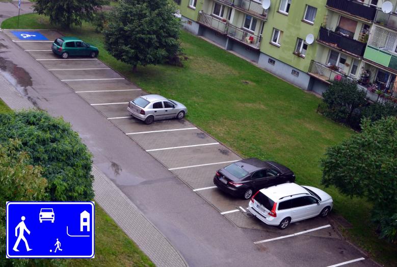 Miejsca wyznaczone do parkowania w strefie zamieszkania i znak informujący o strefie zamieszkania.jpg 1