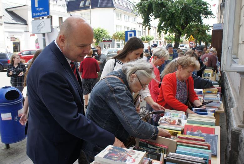 Miejska Biblioteka Publiczna rozdawała książki przed swoją siedzibą