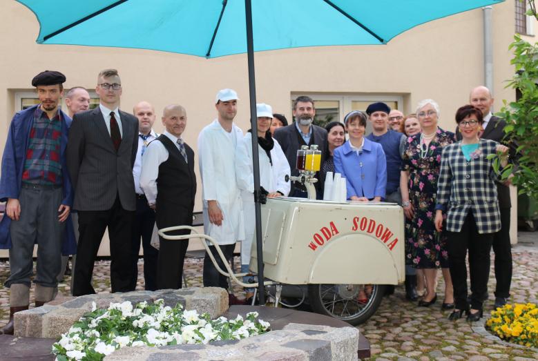 Gospodarze Nocy Muzeów w mławskim ratuszu w 2019 r. - 17 osób przy saturatorze