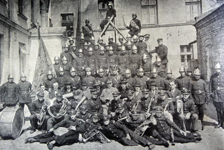 Zarząd OSP z dowództwem, drużyną i orkiestrą na terenie strażnicy w 1931 roku