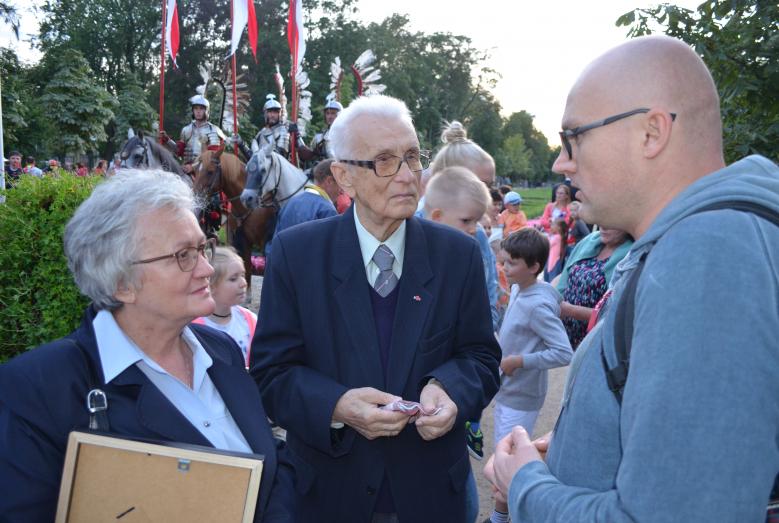 Prof. Ryszard Juszkiewicz (w środku) podczas obchodów 78. rocznicy bitwy pod Mławą (2017 r.)