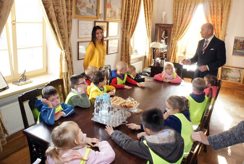 Przedszkolaki z Bajkowego Dworku z wizytą u burmistrza