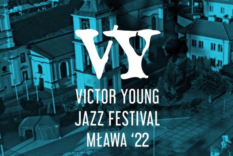 napis: VY VICTOR YOUNG JAZZ FESTIVAL MŁAWA '22, w tle widok centrum Mławy