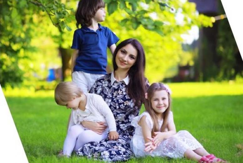 Kobieta i troje dzieci na trawniku