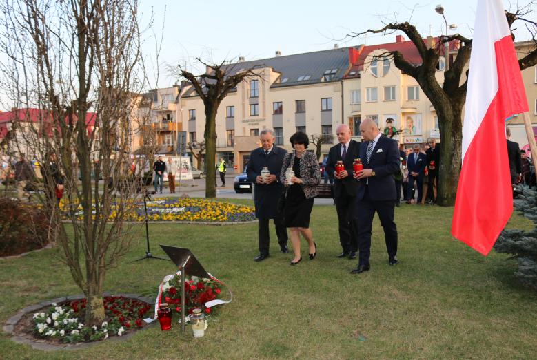 Burmistrz Mławy Sławomir Kowalewski wraz z delegacją składa kwiaty i znicze pod Dębem Pamięci (10 kwietnia 2018 r.) fot. Magda Grzywacz 