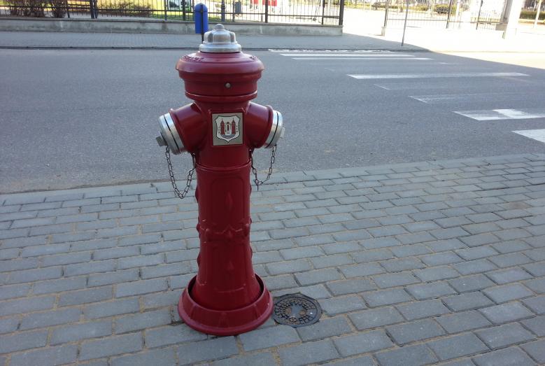 Hydrant w chodniku ulicy Żeromskiego