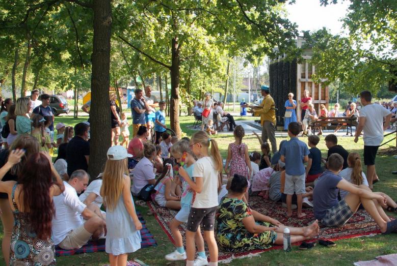 aktorzy i widzowie-uczestnicy spektaklu „Kusy Janek”
