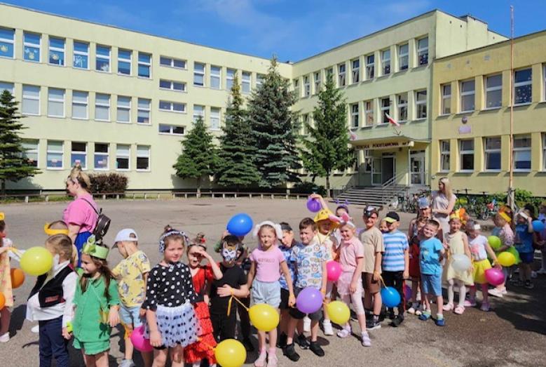 Pochód na 40-lecie przedszkola przy ul. Hożej
