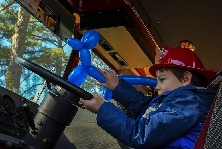 dziecko w kabinie samochodu strażackiego