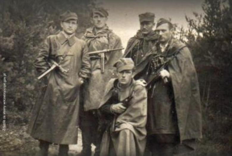 grupa żołnierzy
