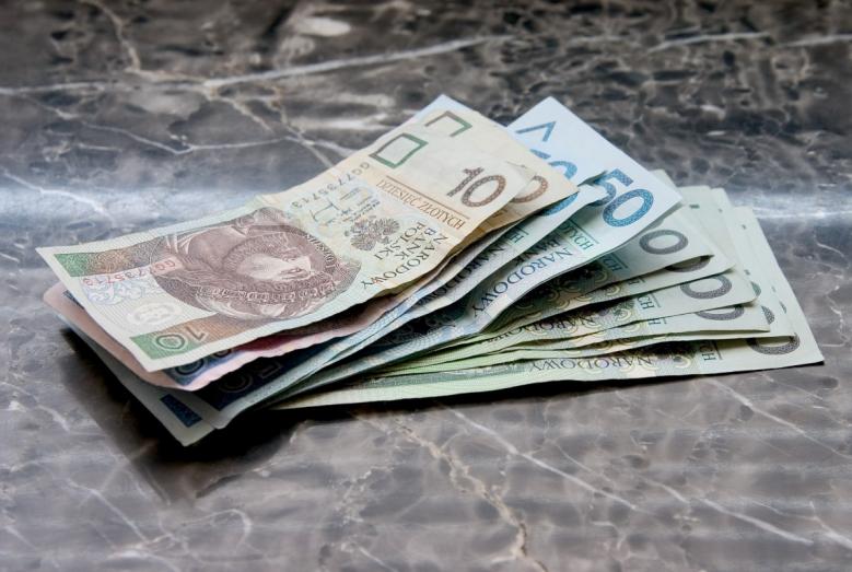 Banknoty złotych polskich na blacie